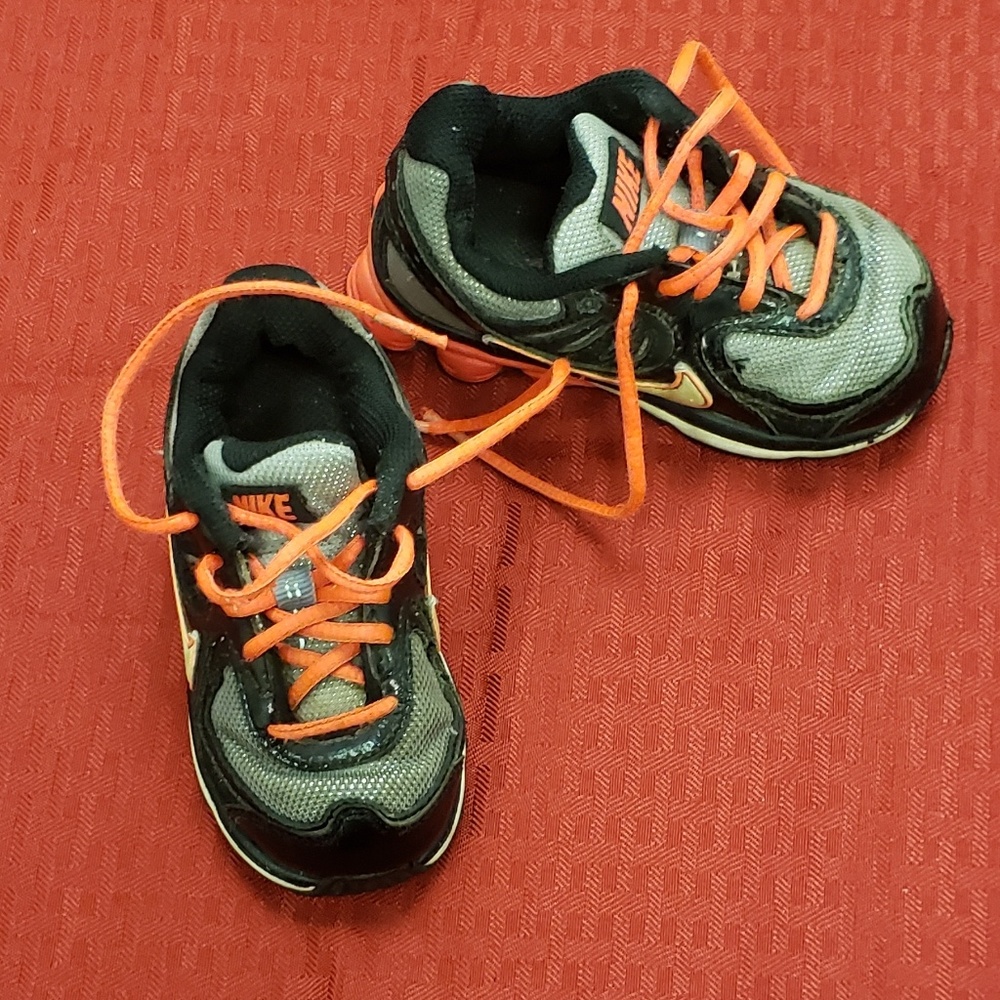 Girls Nike shoes size 7C